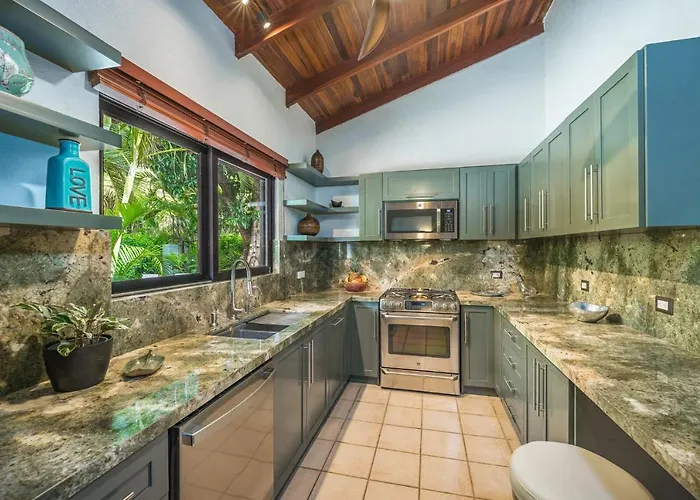 Tropical Retreat - Private Pool, Steps To Villa