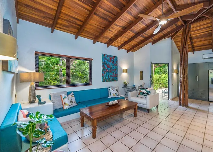 Villa Tropical Retreat - Private Pool, Steps To